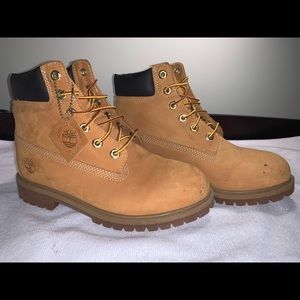 Classic Timberland Boots Mid. Size 6 Men- Women Size 8.